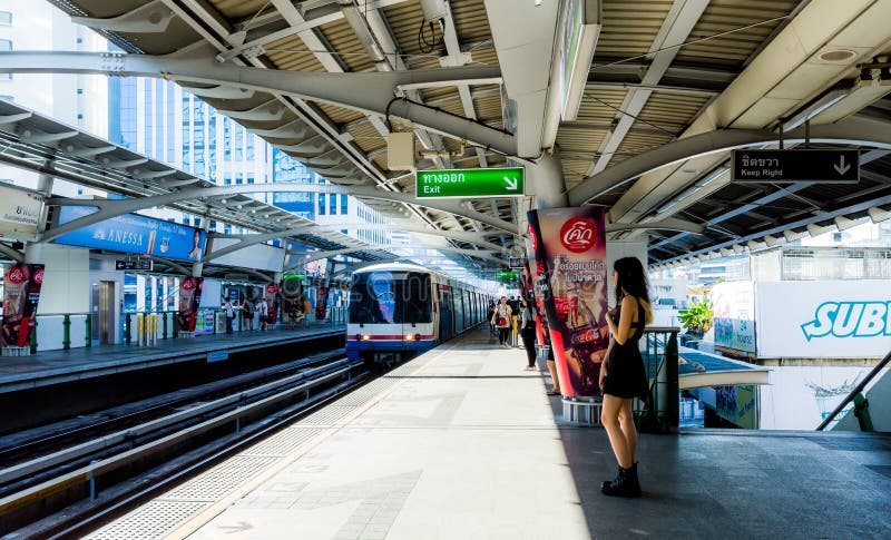 Bangkok/Thailand - Maart 17 2018: Passagiers die bij BTS Nana Station in Bangkok wachten stock foto Bangkok/Thailand - Maart 17 2018: Passagiers die bij BTS Nana Station in Bangkok wachten stock foto