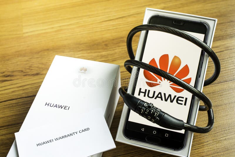 Bangkok, Thailand - 23. Mai 2019: Huawei-Telefone mit Decodern auf k?nstlichem h?lzernem Bodenbelag im Haus, Huawei-Sicherheitsfr stock abbildung Bangkok, Thailand - 23. Mai 2019: Huawei-Telefone mit Decodern auf k?nstlichem h?lzernem Bodenbelag im Haus, Huawei-Sicherheitsfr stock abbildung