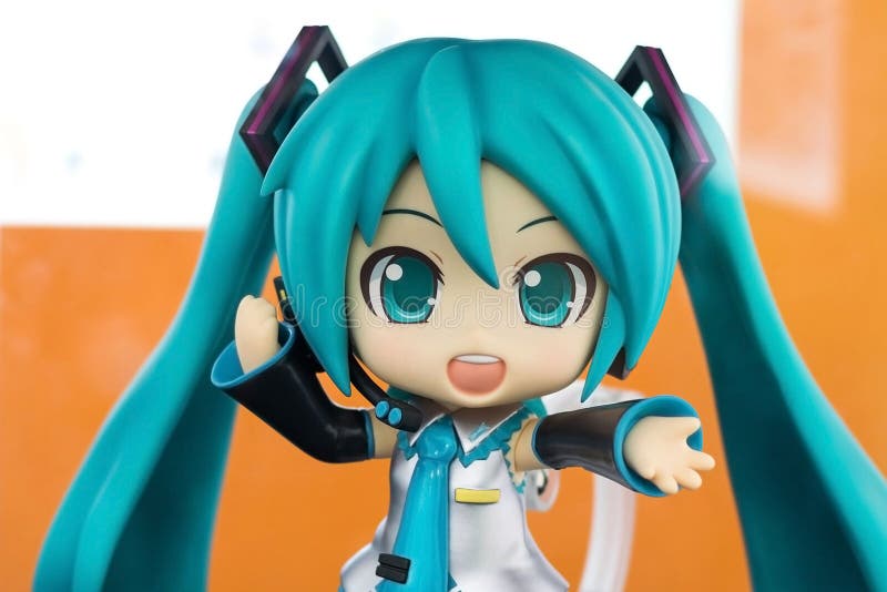 Bangkok Thailand - Maj 6, 2017: Tecken av den Hatsune mikuen eller gullig leksaker i animetecknad film på skärm på den centrala v royaltyfri fotografi Bangkok Thailand - Maj 6, 2017: Tecken av den Hatsune mikuen eller gullig leksaker i animetecknad film på skärm på den centrala v royaltyfri fotografi