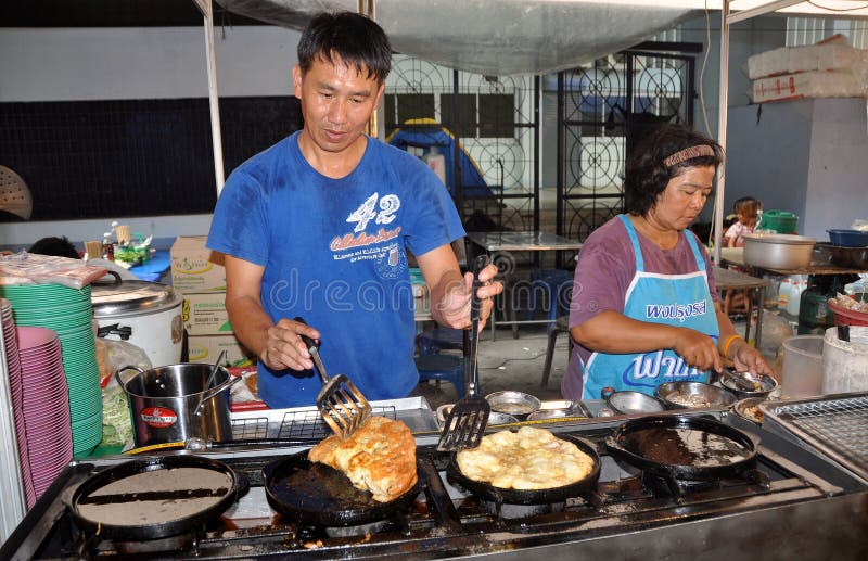Bangkok, Thailand: Man Cooking Omelettes royalty free stock images Bangkok, Thailand: Man Cooking Omelettes royalty free stock images