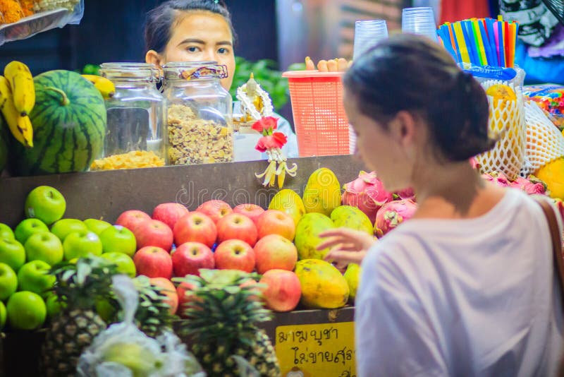 Bangkok Thailand - mars 2, 2017: Nya röda och gröna äpplen fo royaltyfri foto Bangkok Thailand - mars 2, 2017: Nya röda och gröna äpplen fo royaltyfri foto