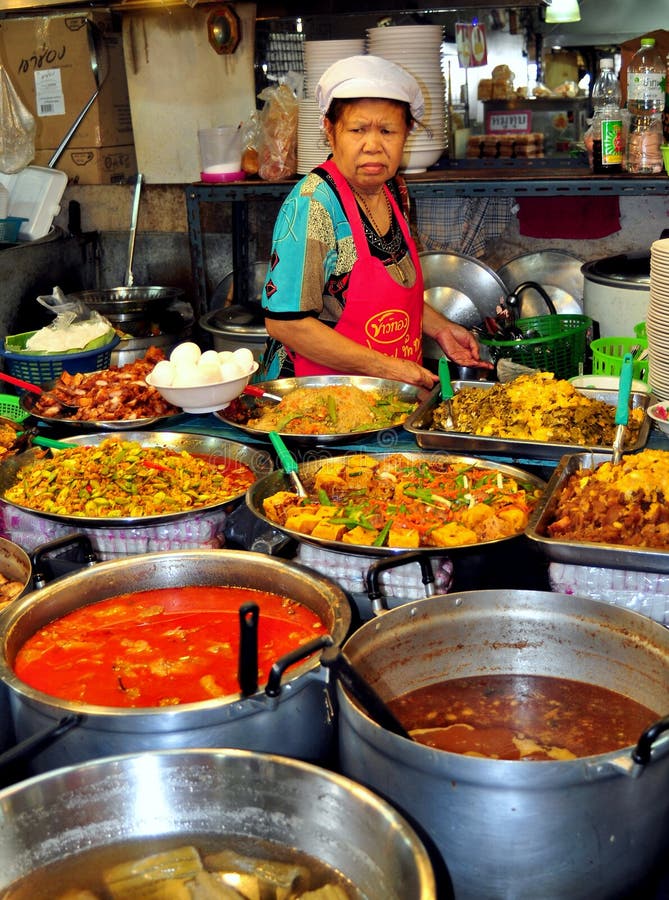 Bangkok Thailand: Matförsäljare på marknadsför arkivfoton Bangkok Thailand: Matförsäljare på marknadsför arkivfoton