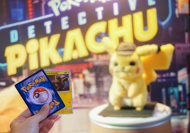 Bangkok, Thailand - Mei 4, 2019: Een foto van een kaartspel van Pokemon van de handholding De filmrechtopstaande reiziger van Pik stock fotografie Bangkok, Thailand - Mei 4, 2019: Een foto van een kaartspel van Pokemon van de handholding De filmrechtopstaande reiziger van Pik stock fotografie
