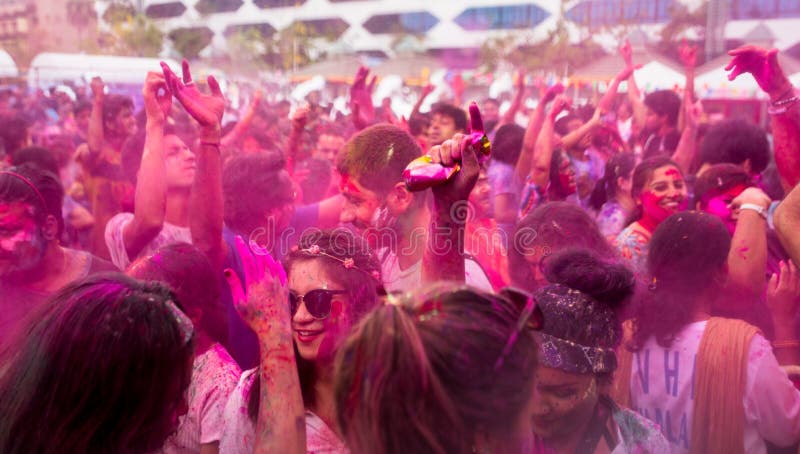 Bangkok Thailand am 27. März 2016: Holi-Festival, Holi Rangotsav an Thammasat-Universität, am 27. März 2016 in Bangkok, Thailand lizenzfreies stockfoto Bangkok Thailand am 27. März 2016: Holi-Festival, Holi Rangotsav an Thammasat-Universität, am 27. März 2016 in Bangkok, Thailand lizenzfreies stockfoto