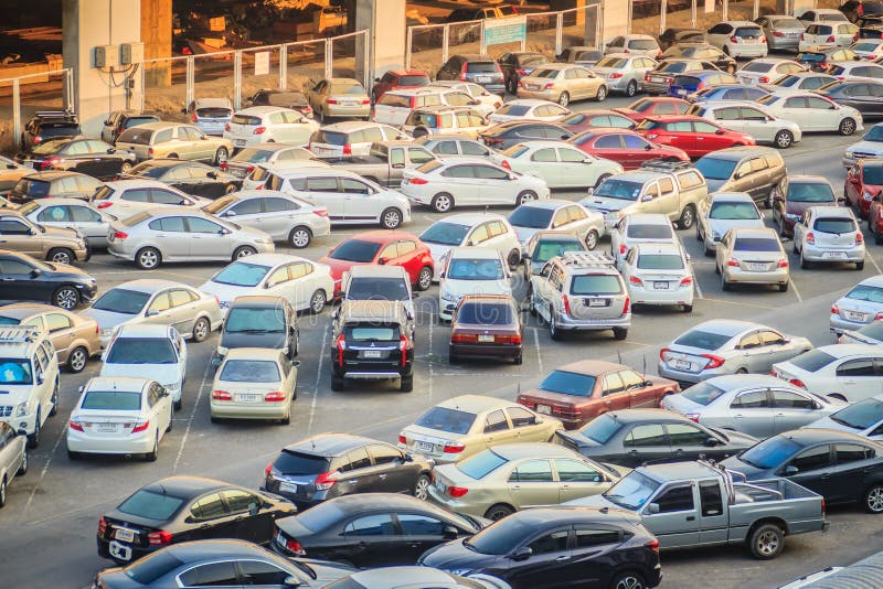 Bangkok, Thailand - 8. März 2017: Parkplatzbereich im Freien in der Nähe stockbild Bangkok, Thailand - 8. März 2017: Parkplatzbereich im Freien in der Nähe stockbild
