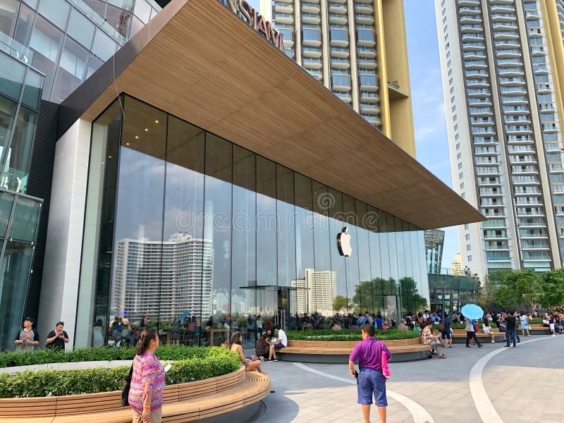 Many People are Visiting the New Apple Store at Iconsiam Editorial ...