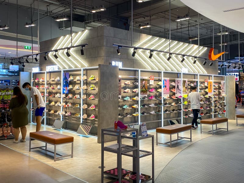 gas Subproducto No haga Many Running Shoes on a Shelf in the Nike Booth Editorial Image - Image of  activity, fair: 201839630