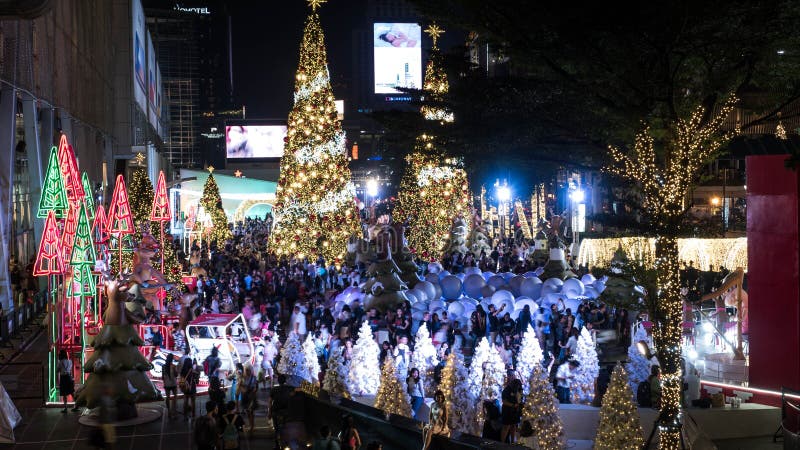 BANGKOK, THAILAND - 30. November 2017: Centralworld-Einkaufszentrum am Nacht-, Weihnachtstagesereigniswillkommen zum Weihnachten lizenzfreies stockfoto BANGKOK, THAILAND - 30. November 2017: Centralworld-Einkaufszentrum am Nacht-, Weihnachtstagesereigniswillkommen zum Weihnachten lizenzfreies stockfoto