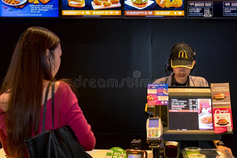 BANGKOK, THAILAND - NOVEMBER 05: Een snel voedselwerknemer neemt ord stock afbeeldingen BANGKOK, THAILAND - NOVEMBER 05: Een snel voedselwerknemer neemt ord stock afbeeldingen