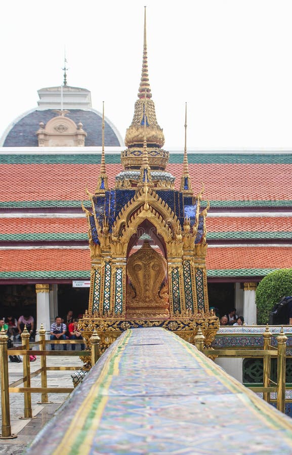 Bangkok Thailand - November 2017: Härlig stupa i hörnet av väggen runt om Ubosoten av Emerald Buddha fotografering för bildbyråer Bangkok Thailand - November 2017: Härlig stupa i hörnet av väggen runt om Ubosoten av Emerald Buddha fotografering för bildbyråer