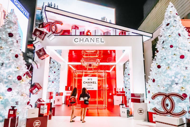 Luxury Brand Channel Revealed the No.5 Limited Edition Outdoor Booth ...
