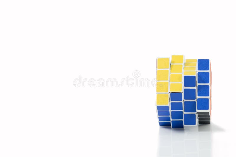 Bangkok, Thailand - November 11, 2017: Rubik` s kubus 44 is diffic royalty-vrije stock foto Bangkok, Thailand - November 11, 2017: Rubik` s kubus 44 is diffic royalty-vrije stock foto