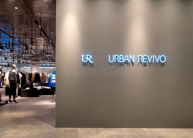 BANGKOK, THAILAND - November 11, 2018: STEDELIJKE REVIVO-merkwinkel bij het warenhuis van IconSiam, high-end winkelcomplexxen nie royalty-vrije stock afbeelding BANGKOK, THAILAND - November 11, 2018: STEDELIJKE REVIVO-merkwinkel bij het warenhuis van IconSiam, high-end winkelcomplexxen nie royalty-vrije stock afbeelding