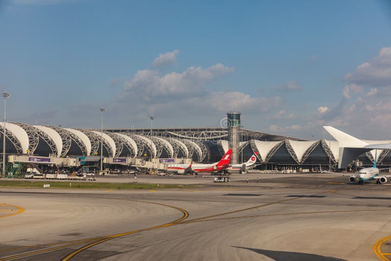 BANGKOK THAILAND - NOVEMBRE 2019 : Vista dell'aeroporto di Suvarnabhumi, parcheggio aereo al cancello passeggeri Tailandia fotografia stock libera da diritti BANGKOK THAILAND - NOVEMBRE 2019 : Vista dell'aeroporto di Suvarnabhumi, parcheggio aereo al cancello passeggeri Tailandia fotografia stock libera da diritti