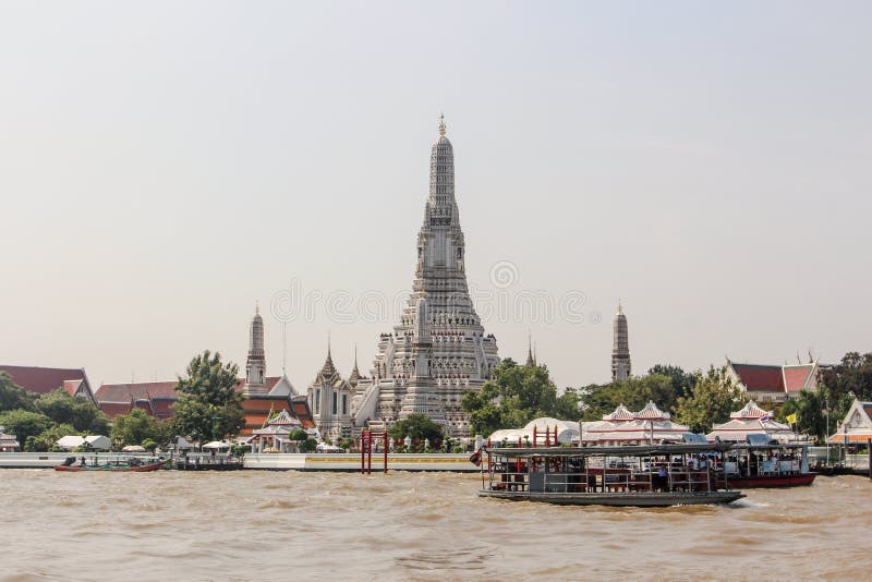 Bangkok Thailand - Oktober 2017: Wat Arun tempel av gryning, Bangkok, Thailand royaltyfri foto Bangkok Thailand - Oktober 2017: Wat Arun tempel av gryning, Bangkok, Thailand royaltyfri foto