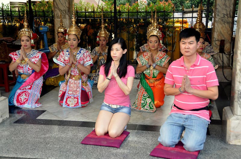 Bangkok, Thailand: People Praying at Erawan Shrine stock photography Bangkok, Thailand: People Praying at Erawan Shrine stock photography