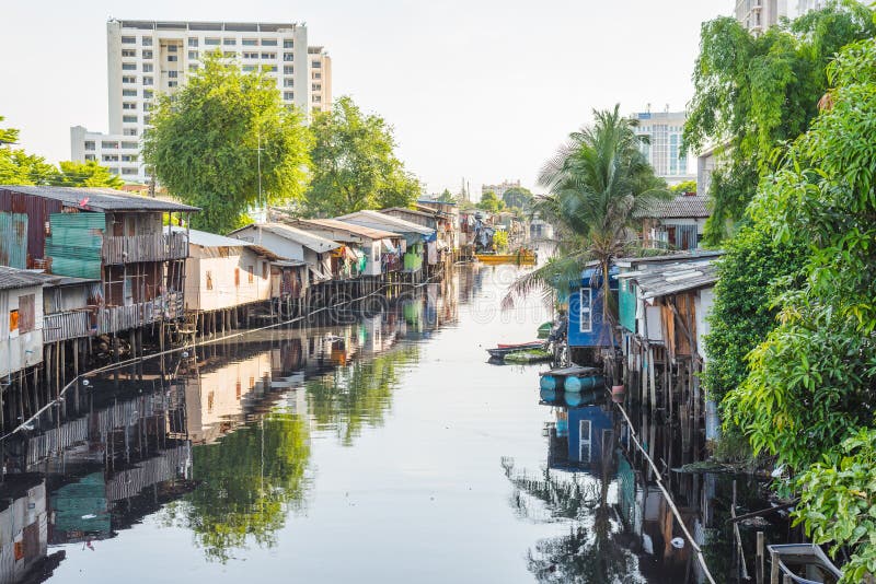 Bangkok, Thailand: Pfahlhäuser entlang des Prem Prachakon Khlong bei Chulabhorn Hospital Lak Si lizenzfreies stockbild Bangkok, Thailand: Pfahlhäuser entlang des Prem Prachakon Khlong bei Chulabhorn Hospital Lak Si lizenzfreies stockbild