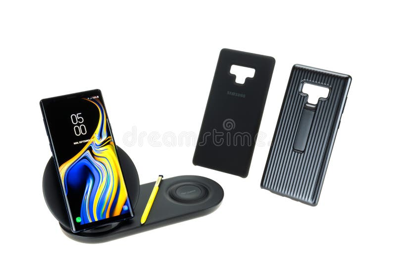 Bangkok, Thailand - 12. September 2018: Samsungs-Galaxie-Anmerkung 9 Smartphone, gelber S-Stiftgriffel mit Zubehör lizenzfreie stockbilder Bangkok, Thailand - 12. September 2018: Samsungs-Galaxie-Anmerkung 9 Smartphone, gelber S-Stiftgriffel mit Zubehör lizenzfreie stockbilder