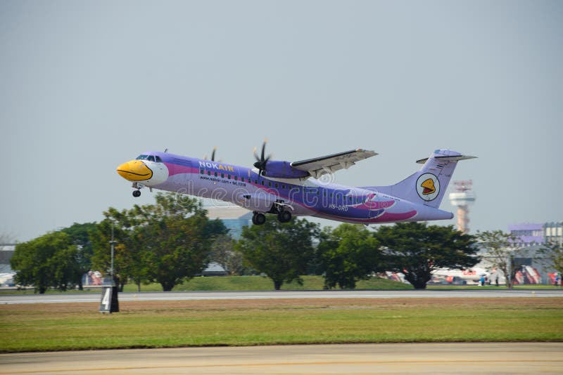 bangkok Thailand Styczeń 13, 2018 Nok powietrza ATR 72 Reg HS-DRD zdejmował przy Don Mueang lotniskiem międzynarodowym dla lota k zdjęcia royalty free bangkok Thailand Styczeń 13, 2018 Nok powietrza ATR 72 Reg HS-DRD zdejmował przy Don Mueang lotniskiem międzynarodowym dla lota k zdjęcia royalty free
