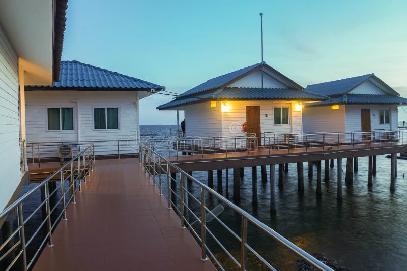 Bangkok Thailandia - 22 aprile 2019: residenza moderna in una stazione alberghiera con passeggiata al tramonto fotografia stock Bangkok Thailandia - 22 aprile 2019: residenza moderna in una stazione alberghiera con passeggiata al tramonto fotografia stock