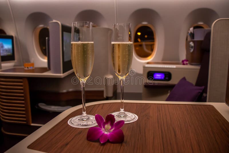 BANGKOK, THAÏLANDE - 24 AVRIL 2018 : Classe d'affaires de Thai Airways photographie stock BANGKOK, THAÏLANDE - 24 AVRIL 2018 : Classe d'affaires de Thai Airways photographie stock