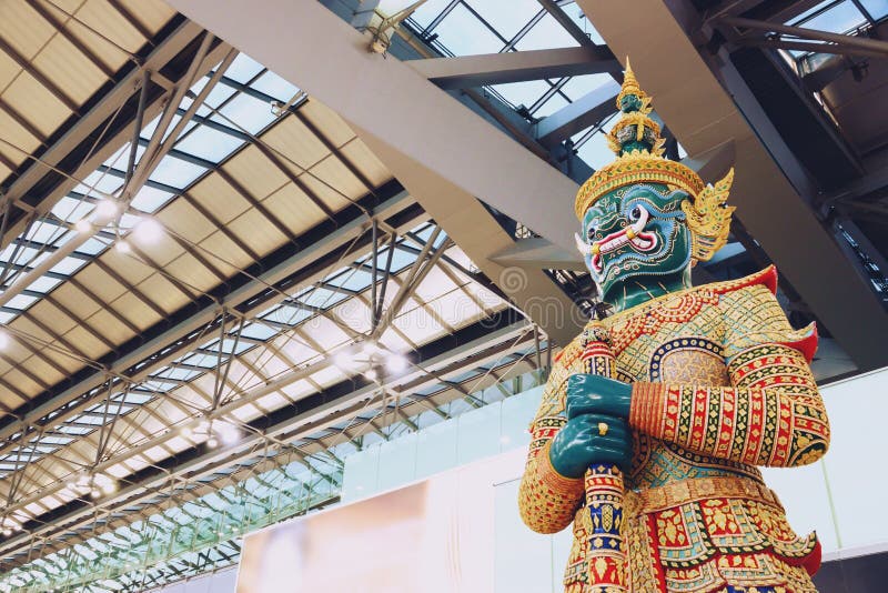 Bangkok, Thaïlande - 5 avril 2019 : Sculpture géante à l'aéroport international Thaïlande de Suvarnabhumi photographie stock libre de droits Bangkok, Thaïlande - 5 avril 2019 : Sculpture géante à l'aéroport international Thaïlande de Suvarnabhumi photographie stock libre de droits