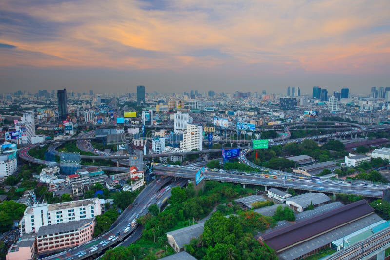 BANGKOK THAÏLANDE - 21 AVRIL : vue supérieure d'exprès montré par Bangkok images libres de droits BANGKOK THAÏLANDE - 21 AVRIL : vue supérieure d'exprès montré par Bangkok images libres de droits