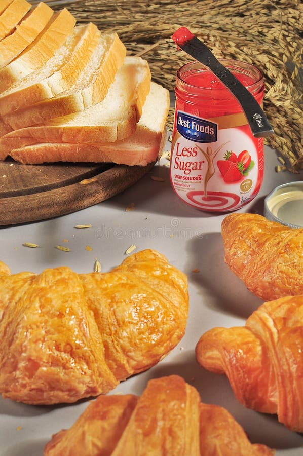 BANGKOK THAÏLANDE - 11 DÉCEMBRE : Confiture de fraise de la meilleure marque de nourriture avec le croissant et les pains coupés image libre de droits BANGKOK THAÏLANDE - 11 DÉCEMBRE : Confiture de fraise de la meilleure marque de nourriture avec le croissant et les pains coupés image libre de droits