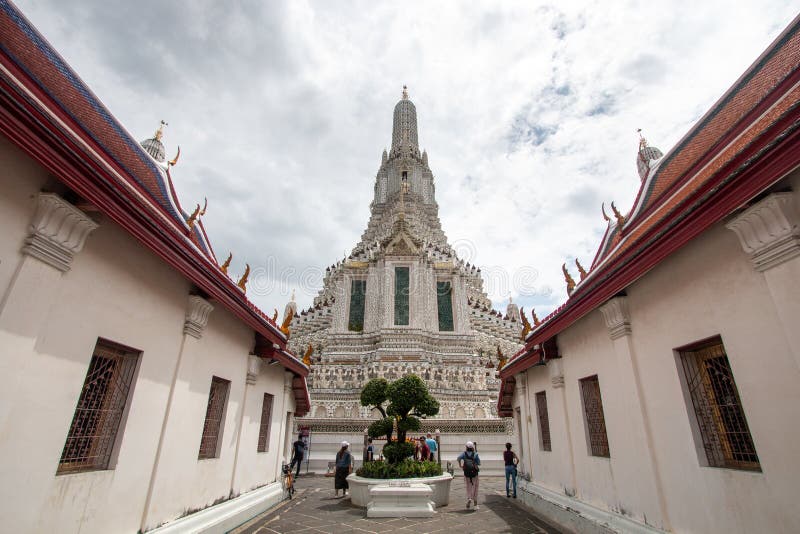 Bangkok, Thaïlande - 9 juillet 2018 : Wat Arun Ratchawararam Ratchawaramahawihan ou Wat Arun, Temple of Dawn bouddhiste antique c photos stock Bangkok, Thaïlande - 9 juillet 2018 : Wat Arun Ratchawararam Ratchawaramahawihan ou Wat Arun, Temple of Dawn bouddhiste antique c photos stock
