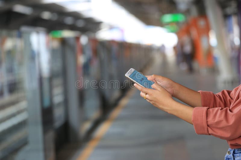 Bangkok, Thaïlande : Le 1er décembre 2018, main de femme utilisant Samsung photos stock Bangkok, Thaïlande : Le 1er décembre 2018, main de femme utilisant Samsung photos stock