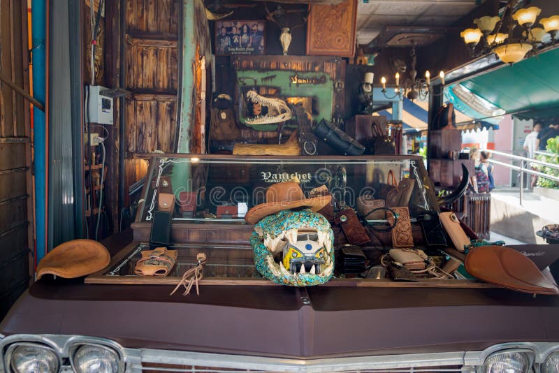 Bangkok, Thaïlande, mars 2013 marchandises en cuir faites main montrées sur la voiture de cru sur le marché en plein air thaïland photographie stock Bangkok, Thaïlande, mars 2013 marchandises en cuir faites main montrées sur la voiture de cru sur le marché en plein air thaïland photographie stock