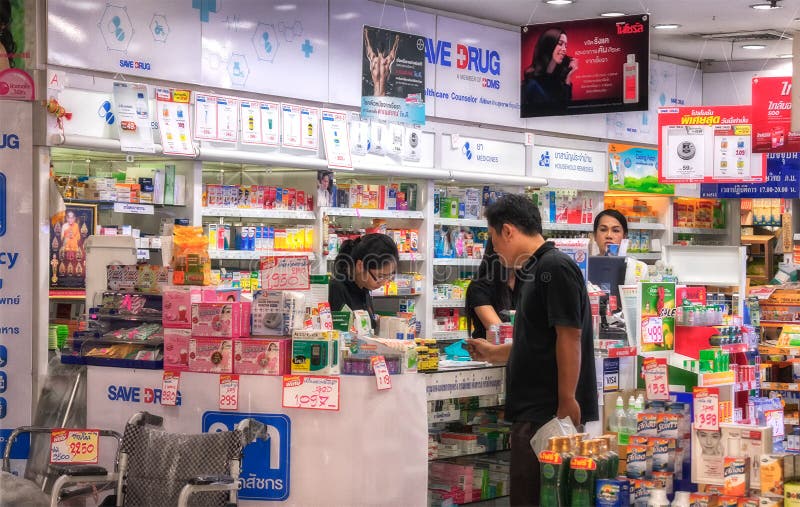 BANGKOK, THAÏLANDE - 28 OCTOBRE : Un pharmacien en drogue Pharma d'économies photographie stock BANGKOK, THAÏLANDE - 28 OCTOBRE : Un pharmacien en drogue Pharma d'économies photographie stock