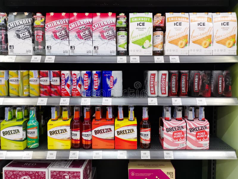 Bangkok, Thaïlande - 14 septembre 2019 : Rangée de bouteilles de vin magasin de supermarché à Big C Extra image libre de droits Bangkok, Thaïlande - 14 septembre 2019 : Rangée de bouteilles de vin magasin de supermarché à Big C Extra image libre de droits