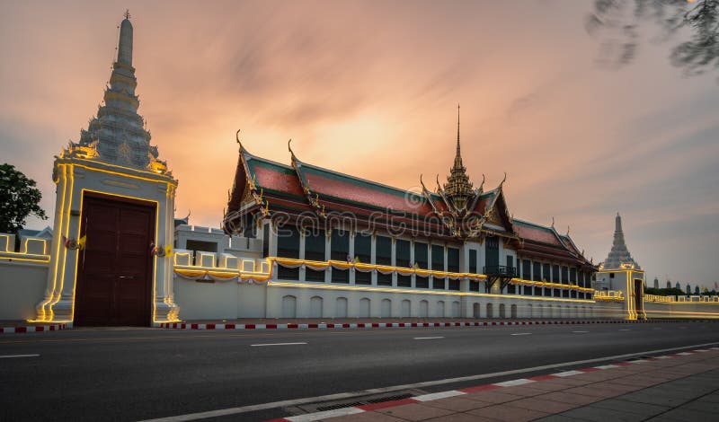 Bangkok Uroczysty pałac i Wata phra keaw przy zmierzchem obrazy stock Bangkok Uroczysty pałac i Wata phra keaw przy zmierzchem obrazy stock
