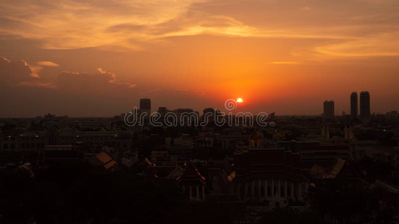 Bangkok widok od złotej świątyni przy zmierzchem nad ruchu drogowego miastem z colorfulsky obraz stock Bangkok widok od złotej świątyni przy zmierzchem nad ruchu drogowego miastem z colorfulsky obraz stock