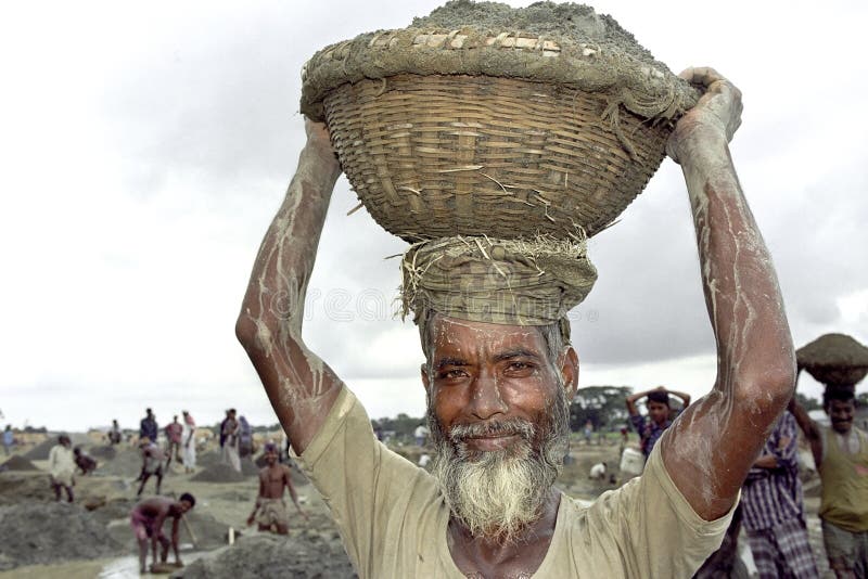 Bangladeshisk hög man som arbetar i grusgrop royaltyfria foton Bangladeshisk hög man som arbetar i grusgrop royaltyfria foton