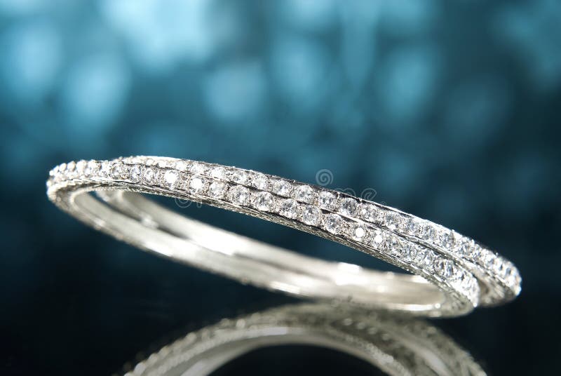 banglesdiamantplatina fotografering för bildbyråer banglesdiamantplatina fotografering för bildbyråer