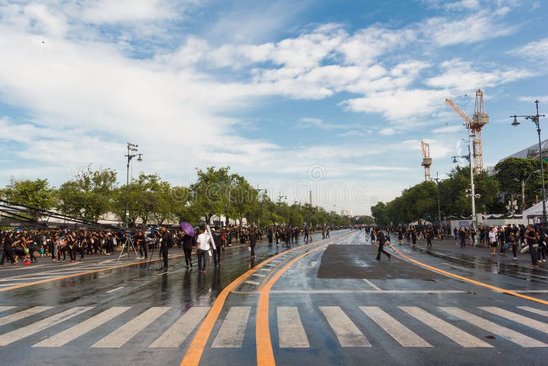 Bangok, Thaïlande - octobre 22,2016 : Les personnes thaïlandaises viennent pour chanter la chanson du Roi Bhumibol Adulyadej de S image stock Bangok, Thaïlande - octobre 22,2016 : Les personnes thaïlandaises viennent pour chanter la chanson du Roi Bhumibol Adulyadej de S image stock