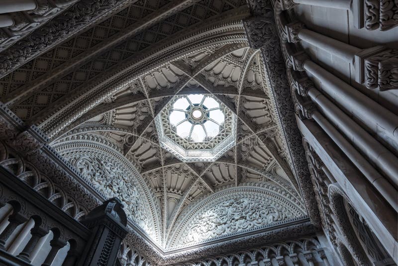 Bangor, País de Gales, Reino Unido - 17 de agosto de 2019, Castelo de Penrhyn, Ceiling Grand Staircase e Skylight foto de stock royalty free Bangor, País de Gales, Reino Unido - 17 de agosto de 2019, Castelo de Penrhyn, Ceiling Grand Staircase e Skylight foto de stock royalty free