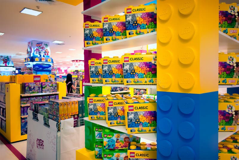 BANGUECOQUE, TAILÂNDIA - 4 DE MARÇO: Vários grupos de Lego em umas caixas no disp imagens de stock BANGUECOQUE, TAILÂNDIA - 4 DE MARÇO: Vários grupos de Lego em umas caixas no disp imagens de stock