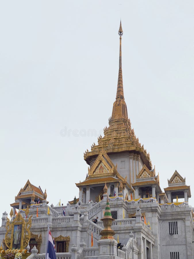 BANGKOK, TAILÂNDIA - 29 DE JULHO DE 2018: Templo Wat Traimitr Thai, Belo templo perto de Chinatown em Banguecoque, Tailândia fotos de stock royalty free