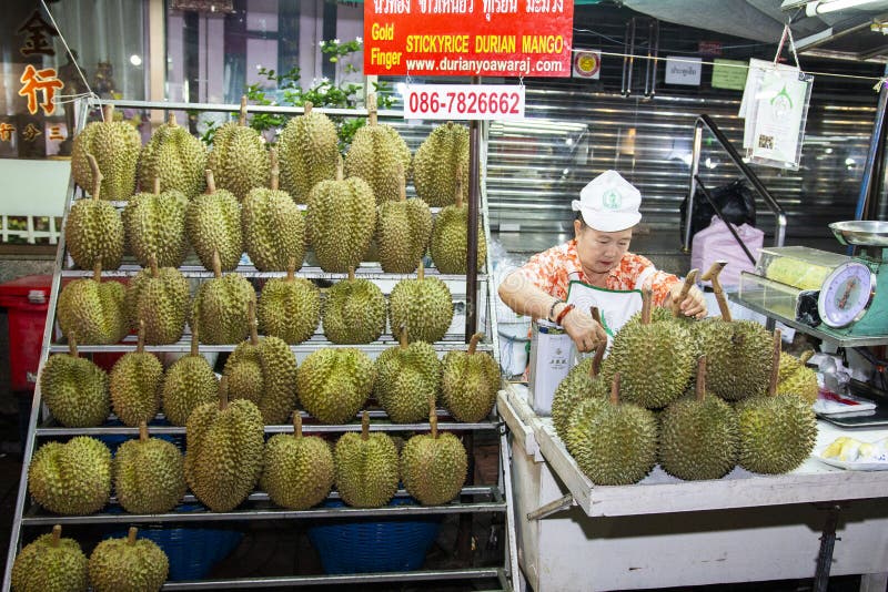 BANGUECOQUE, TAILÂNDIA 2019 O 6 DE JANEIRO: Frutos do Durian para a venda em China TownYaowarat, Tailândia Durian exótico do frut foto de stock royalty free BANGUECOQUE, TAILÂNDIA 2019 O 6 DE JANEIRO: Frutos do Durian para a venda em China TownYaowarat, Tailândia Durian exótico do frut foto de stock royalty free