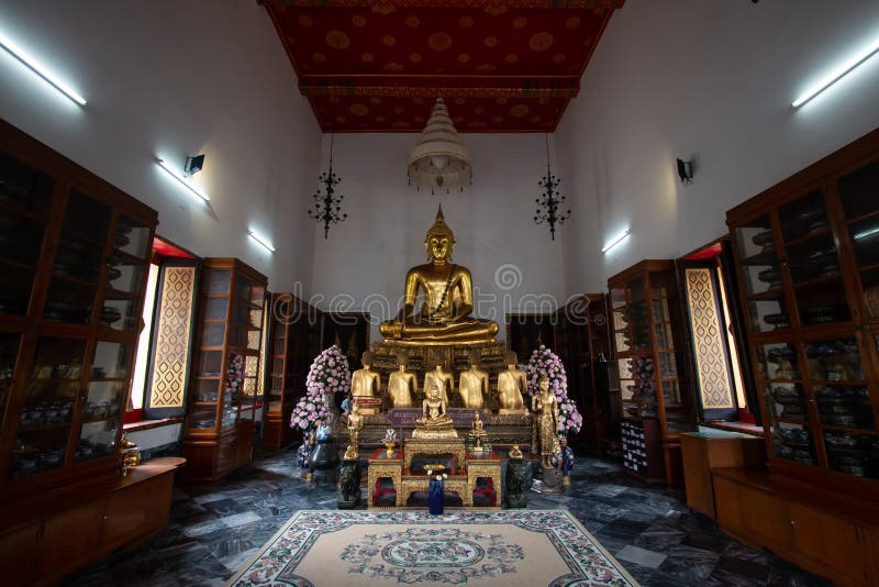 Banguecoque, Tailândia - 9 de julho de 2018: Templo budista de Wat Pho ou de Wat Phra Chetuphon Assento dourado da estátua da Bud fotografia de stock Banguecoque, Tailândia - 9 de julho de 2018: Templo budista de Wat Pho ou de Wat Phra Chetuphon Assento dourado da estátua da Bud fotografia de stock