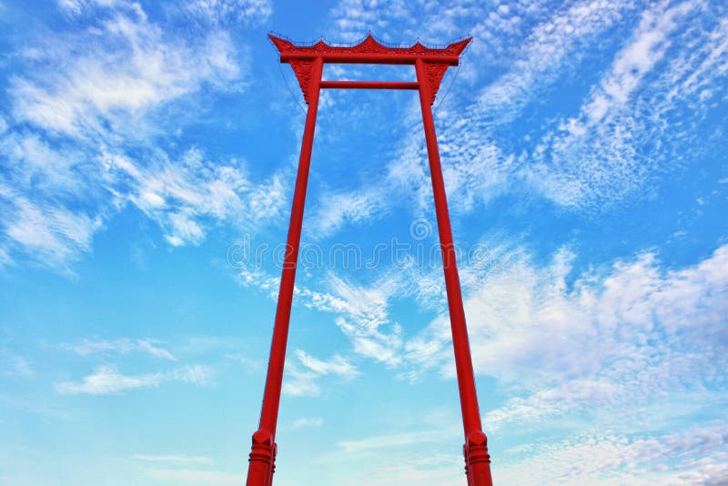 Banguecoque Tailândia, marco de Chingcha do Sao do balanço gigante de tailandês no tempo de manhã no fundo do céu da nuvem imagens de stock Banguecoque Tailândia, marco de Chingcha do Sao do balanço gigante de tailandês no tempo de manhã no fundo do céu da nuvem imagens de stock