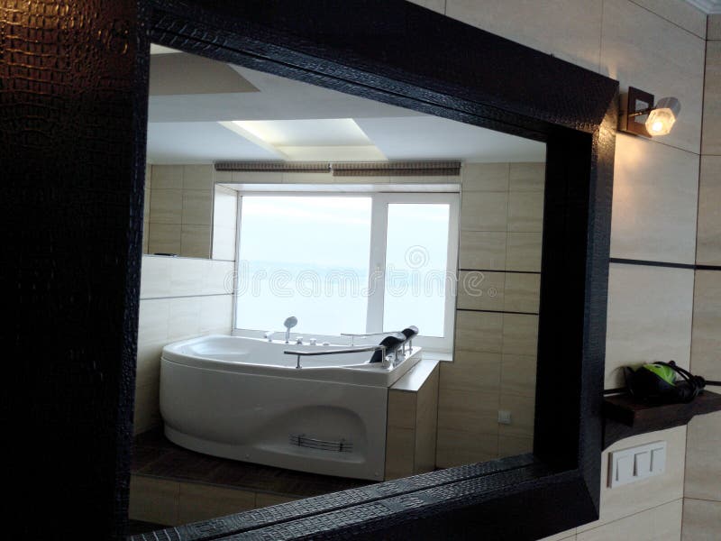 Banheira de hidromassagem na sala de hotel Vista bonita, abrandamento e abrandamento Foto com a reflexão do espelho imagens de stock royalty free Banheira de hidromassagem na sala de hotel Vista bonita, abrandamento e abrandamento Foto com a reflexão do espelho imagens de stock royalty free