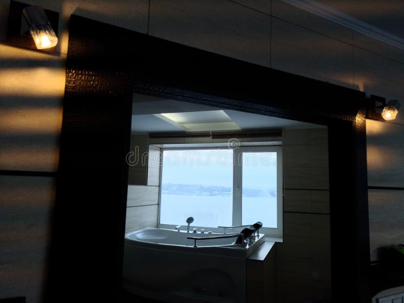 Banheira de hidromassagem na sala de hotel Vista bonita, abrandamento e abrandamento Foto com a reflexão do espelho fotos de stock Banheira de hidromassagem na sala de hotel Vista bonita, abrandamento e abrandamento Foto com a reflexão do espelho fotos de stock