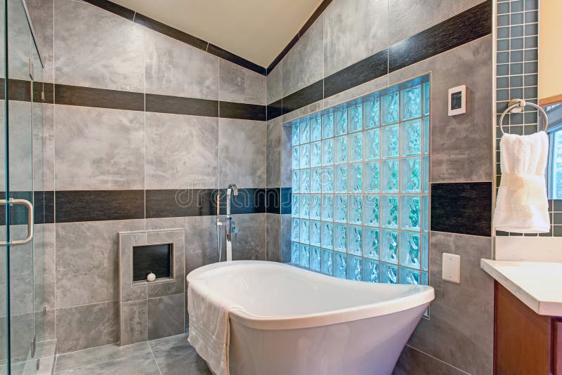 Casa de banho deslumbrante com uma banheira independente imagens de stock