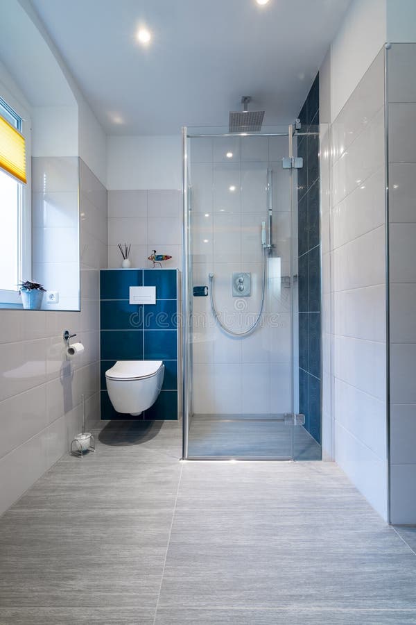 Banheiro luxuoso com caminhada no chuveiro de vidro - tiro vertical de um banheiro luxuoso com grande, o chuveiro das pessoas sem foto de stock Banheiro luxuoso com caminhada no chuveiro de vidro - tiro vertical de um banheiro luxuoso com grande, o chuveiro das pessoas sem foto de stock