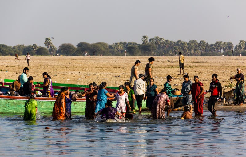 Os Peregrinos Hindu Das Mulheres Tomam O Banho No Rio Santamente Ganges Varanasi India Foto De 