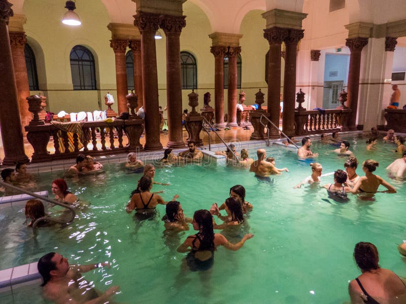 Banho térmico de Szechenyi, piscina interior fotografia de stock royalty free Banho térmico de Szechenyi, piscina interior fotografia de stock royalty free